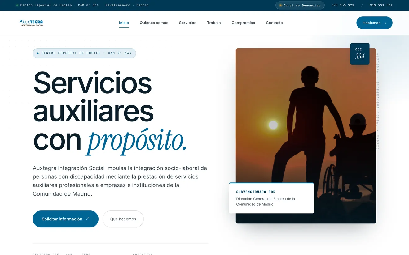 Portada de auxtegra.com: titular Servicios auxiliares con propósito junto a una foto de un acompañante empujando una silla de ruedas al atardecer